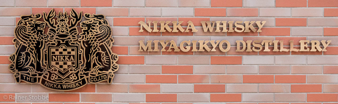 Das Wappen der Firma Nikka am Eingang zum neuen Besucherzentrum